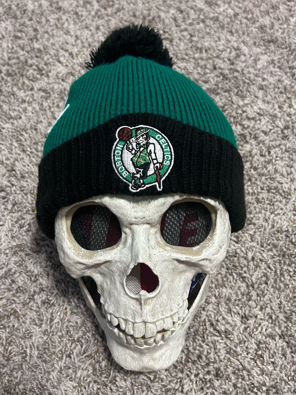 NEW ERA BOSTON CELTICS NBA Pom Beanie Hat Green Black Winter Cap GOLD CLOVER PIN
